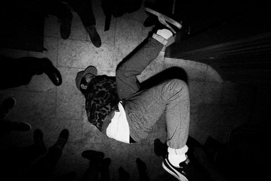 Московский диджей Антон Лымарев древним самурайским способом расчищает себе дорогу к бару в разгар вечеринки