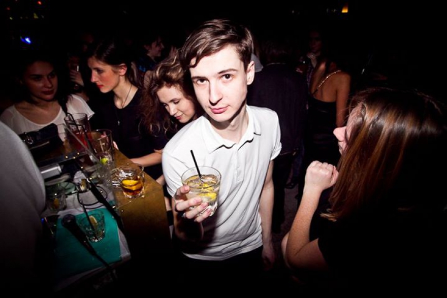 Фронтмен группы On-the-Go Юра Макарычев на вечеринке московского десанта