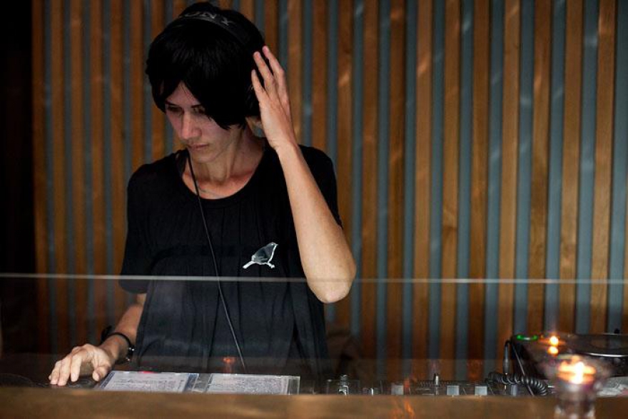 Света Бекасова, совладелица бара Pif Paf, ставит музыку на дружественной вечеринке Free Hugs