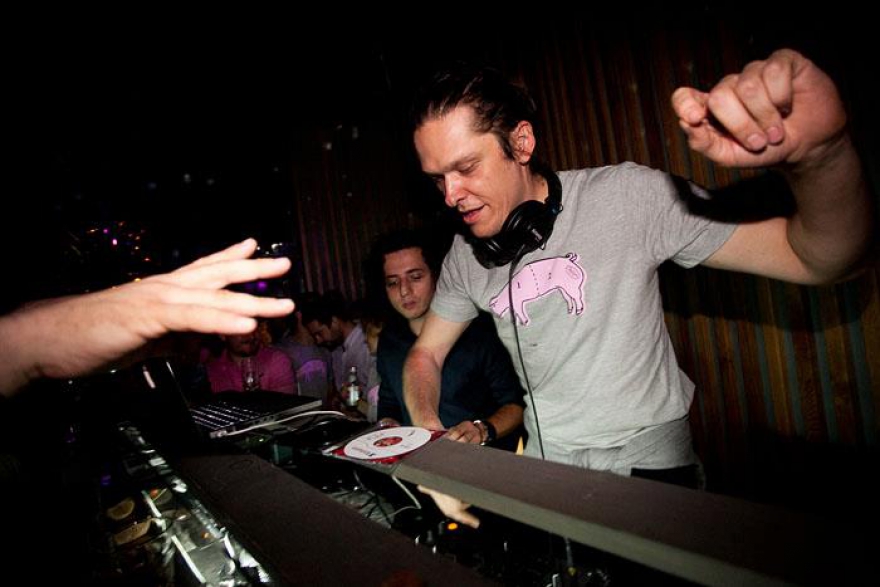 Архитектор Антон Горланов играет сет на вечеринке "Шевелевские хроники"