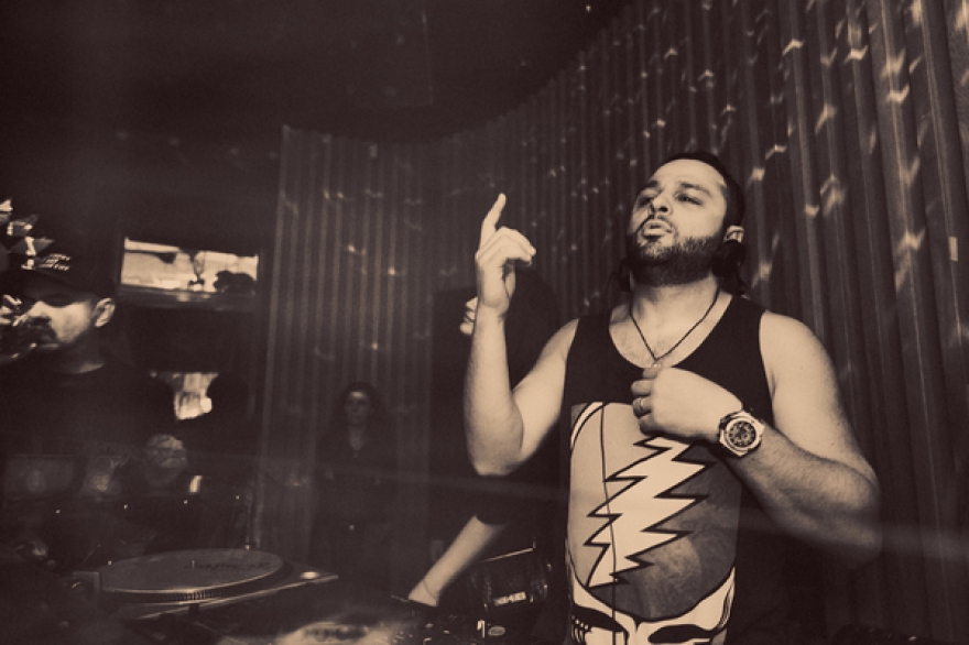 Промоутер Arram Mantana ранним утром на финише своей вечеринки в "Доме быта"