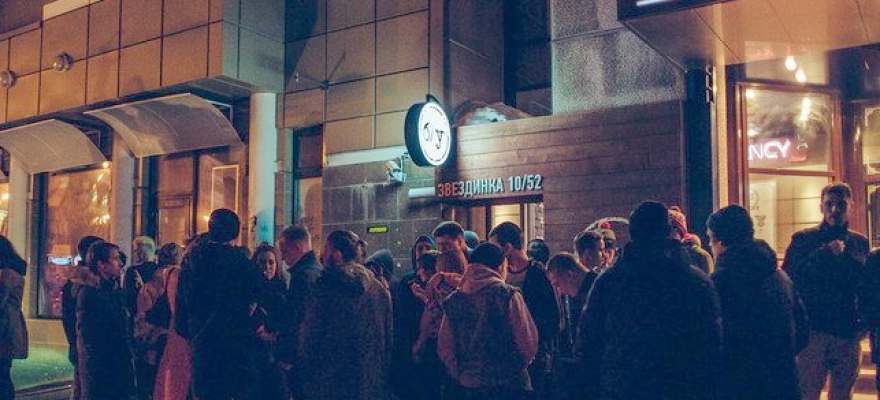 Саша В, бас-гитара Подойду к вопросу утилитарно, ибо романтизировать по поводу горьковских стареньких домов и улочек не хочется. Одно из главных мест