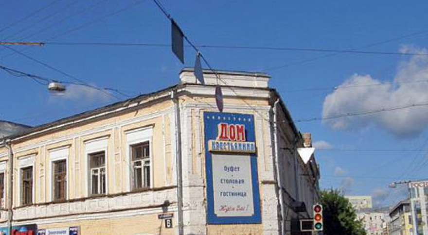 Ксения, саксофон, клавиши, грувбокс Одним из знаковых и культовых мест Нижнего я считаю гостиницу «Дом Крестьянина» и примыкающую к нему столовую. Это