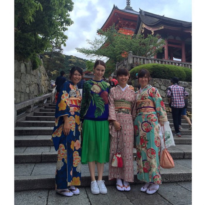 Алена Ахмадуллина @alenaakhmadullina Дизайнер Алена Ахмадуллина приехала в Японию и людей посмотреть, и себя показать. Восхищаясь вкусом японок и