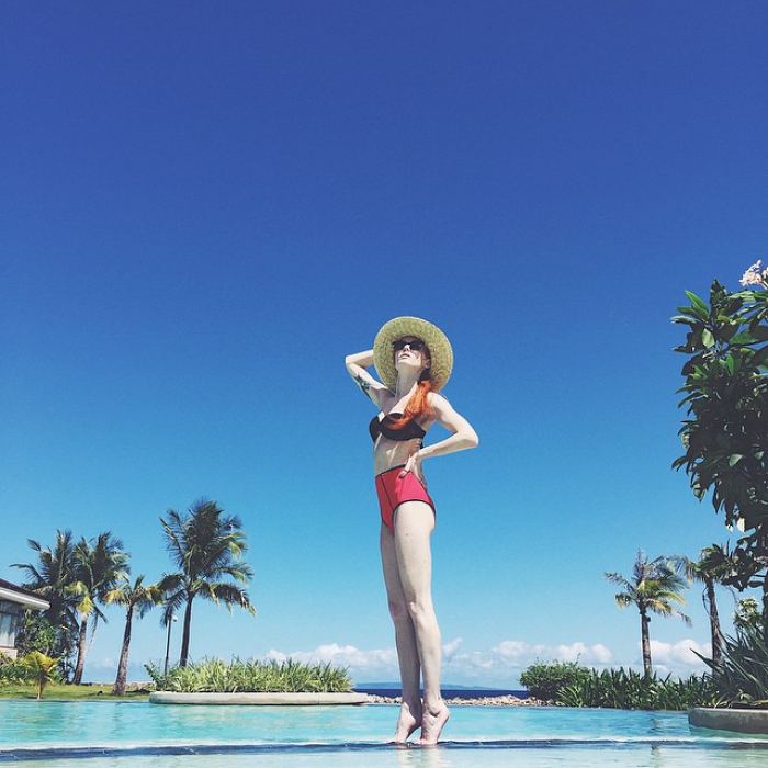 Александра Федорова @fedrafedra Рыжеволосая белоснежка Саша Федорова осторожно налаживает дружбу с филиппинским солнцем. Не спалиться в прямом смысле