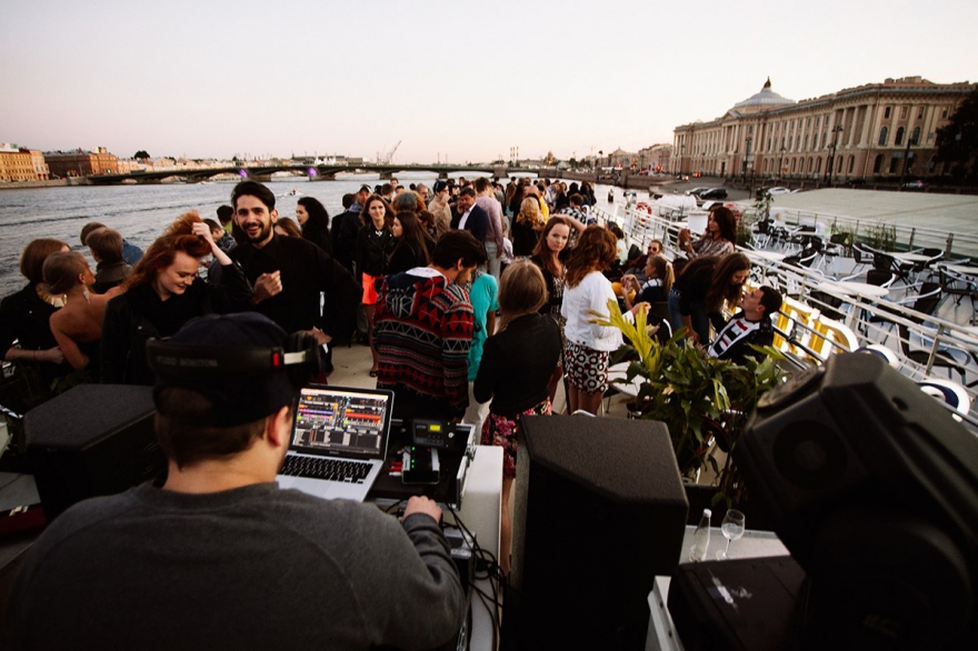 Вечеринки Deep Connection Boat Party на теплоходе от Ksky & Keglya & Kortez Ведущий авторской передачи Deep Connection на радио Monte Carlo Павел