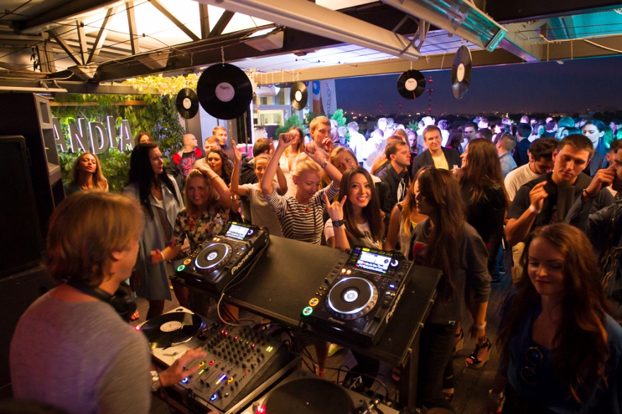 Руфтоп-площадка от Special Case Event Дневные руфтопы с привозами хэдлайнеров мировой электронной сцены от команды промоутера Arram Mantana переезжают