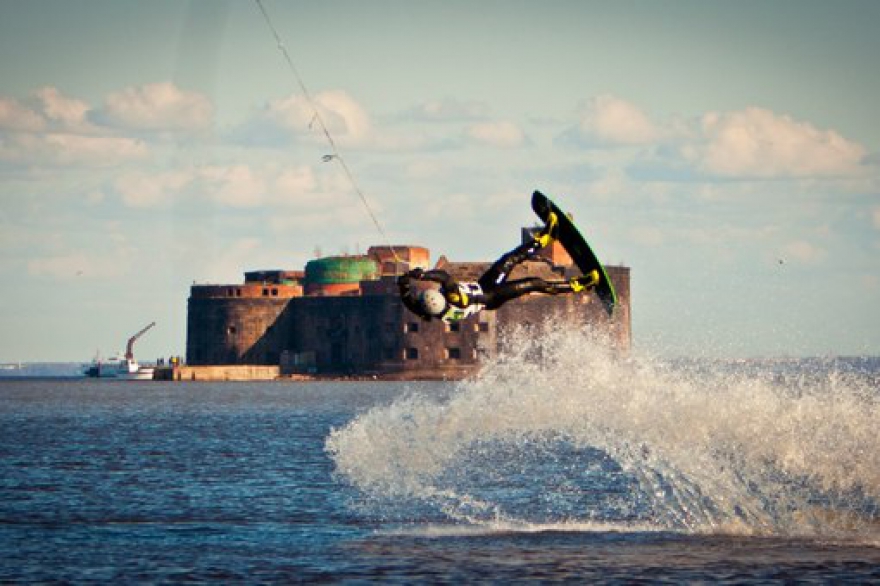 Вечеринки на форте от My Name Is Club Мультиформатный клуб My Name Is на лето переезжает на форт «Константин» на базу Kingwinch Wake Park, первого в