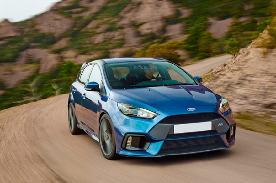 2,3 литра — объем двигателя EcoBoost. 320 лошадиных сил спрятались под капотом. 350 миллиметров — диаметр вентилируемых передних тормозных дисков.