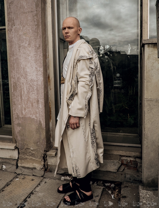 На Гоше Карцеве: пальто «Юлия Пакалина» , сорочка и жилет Dries Van Noten (ДЛТ), брюки и сандалии Julius (BadDesign139)