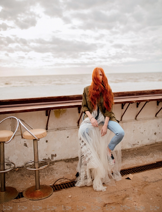 На Саше Федоровой: сорочка Saint Laurent, сандалии Celine (все— ДЛТ), платье «Юлия Пакалина», джинсы Levi's (Levi's)