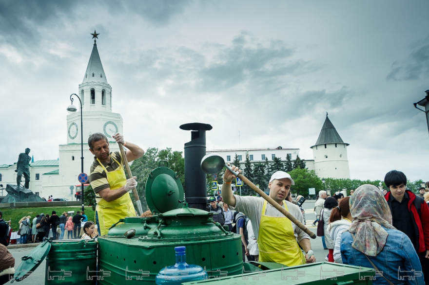 Площадь 1 мая перед Нацмузеем