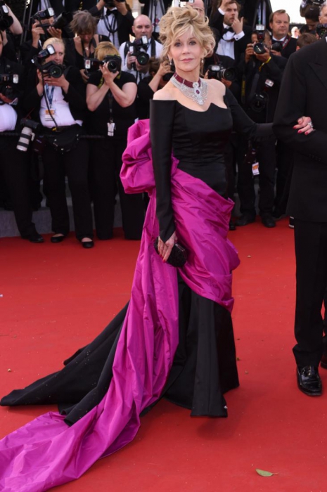 Наталия Землякова, стилист «Маджента — мой любимый цвет. Но не в виде конфетной обертки, завернутой вокруг бедер Джейн Фонды. Колье здесь тоже