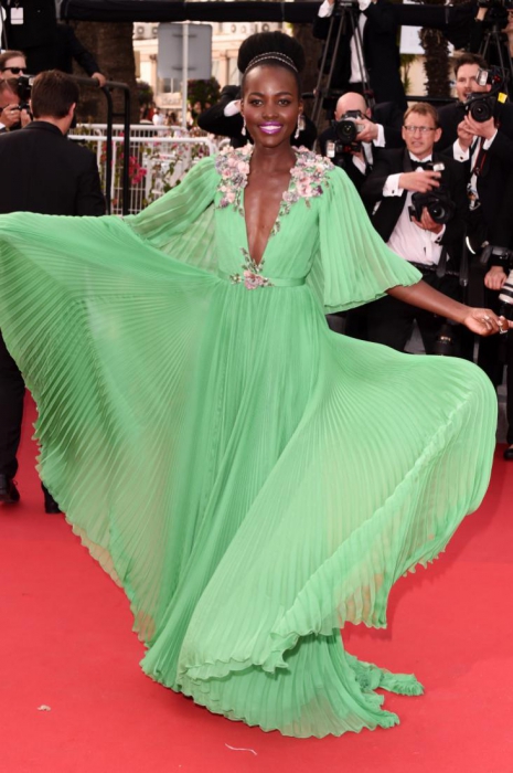 Наталия Землякова, стилист «Мятный цвет удачно смотрится на темной ухоженной коже. И нежная лиловая помада прекрасно оттеняет картину. Люпита Нионго