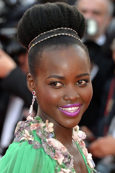 Алла Шарандина, бьюти-редактор «Собака.ru» «Люпита Нионго роскошна: идеальная симметрия лица, красивый разрез глаз и пухлые губы. Ей пойдет любой