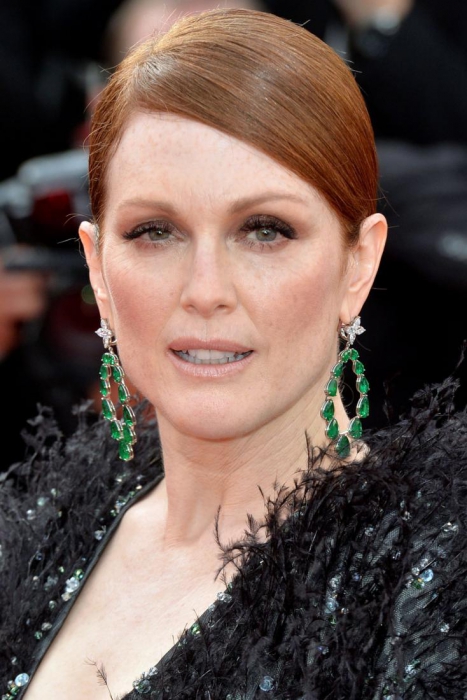 В довершении к своему спокойному и монохромному образу актриса Джулианна Мур выбрала массивные серьги с изумрудным отливом