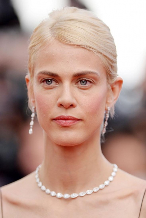 Эймелин Валейд выбрала для красной ковровой дорожки в Каннах естественный макияж, отчего ее лицо выглядит несколько погасшим.