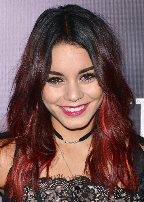 Актриса Ванесса Хадженс обожает эксперименты с прядями разных цветов: