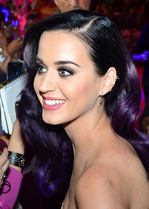 Родившейся в Санта-Барбаре Кэти Перри мило все калифорнийское, в том числе окрашивание. Особенно самая яркая его версия, с цветными прядями.