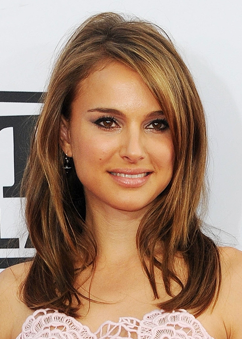 Натали Портман смело идет на смену образа ради роли: побриться налысо или целый год носить тугой пучок балерины для нее не проблема. Но в жизни она