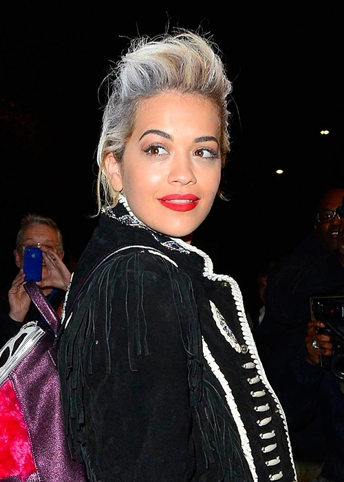 Рита Ора месяц назад появилась в лондонском ресторане Аркадия Новикова с седой прядью волос, как у Круэллы де Виль. Весь масштаб своего злодейства она