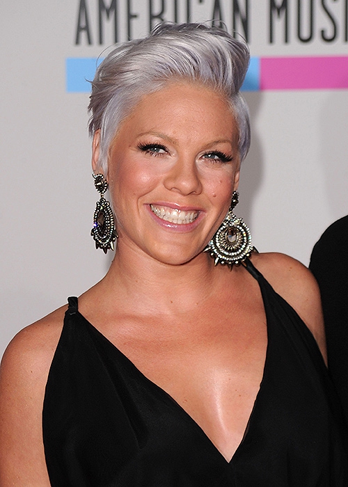 Пинк нашла где-то любимый цвет краски пост-советских бабушек.