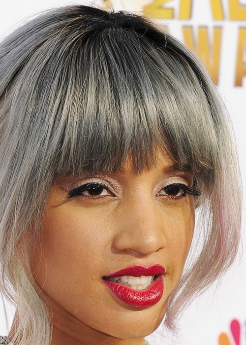 Звезда сериала Orange Is the New Black Даша Поланко сочетает все тренды окрашивания на отдельно взятой голове: тут и омбре, и granny hair, и цветовое