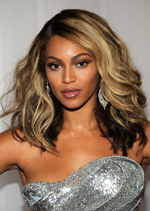 Вариант деграде от наружных прядей к внутренним первой решилась попробовать королева Би.