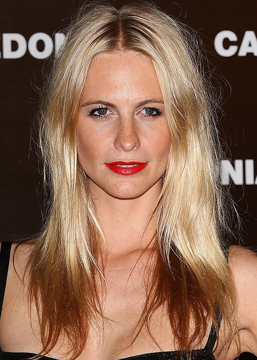 Старшая сестра Кары Делевинь Поппи носит самый простой вариант омбре. Есть даже подозрение, что она сделала его собственными руками.