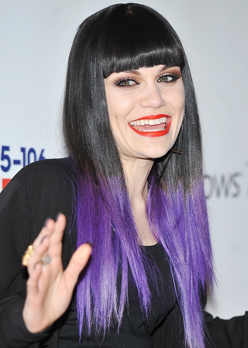 Растяжка цветом - необходимый элемент окрашивания омбре - у британской певицы Джесси Джей получилась довольно резкой и короткой.