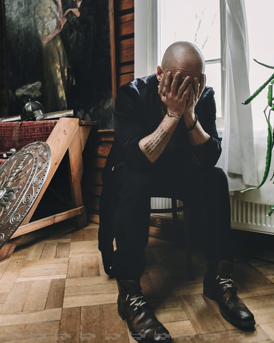 Халат Dries Van Noten, платок Тom Ford (все — ДЛТ), жилет Brunello Cucinelli (Brunello Cucinelli)