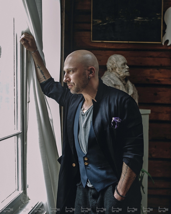 Халат Dries Van Noten, платок Тom Ford (все — ДЛТ), жилет Brunello Cucinelli (Brunello Cucinelli)