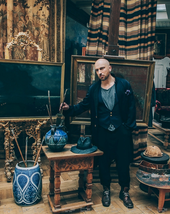 Халат Dries Van Noten, платок Тom Ford (все — ДЛТ), жилет Brunello Cucinelli (Brunello Cucinelli)