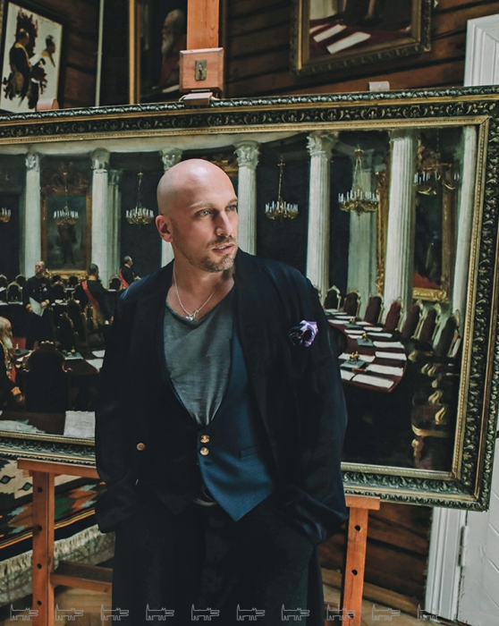 Халат Dries Van Noten, платок Тom Ford (все — ДЛТ), жилет Brunello Cucinelli (Brunello Cucinelli)