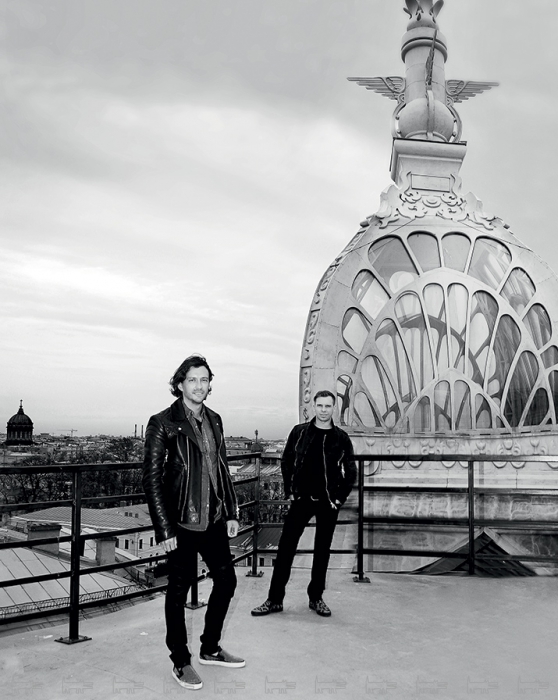 На Тимуре: сорочка Levi's (Code7), джинсы Balmain (ДЛТ); на Михаиле: куртка Giorgio Brato (ДЛТ)