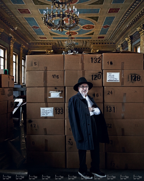 Шляпа Pirosmani (Pirosmani), плащ Maison Margiela (Maison Margiela), сорочка Shlz (Shlz), брюки Rick Owens Drkshdw (Very), кроссовки Armani (ДЛТ).