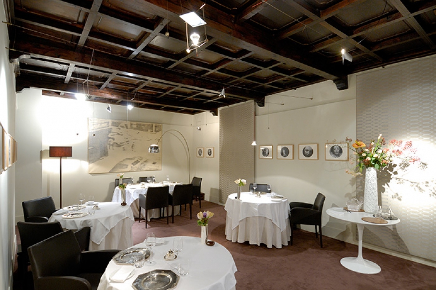 Osteria FrancescanaVia Stella, 22, 41121 Modena MO, Италия Вторым стал итальянский ресторан в Модене с классическим интерьером: накрахмаленные