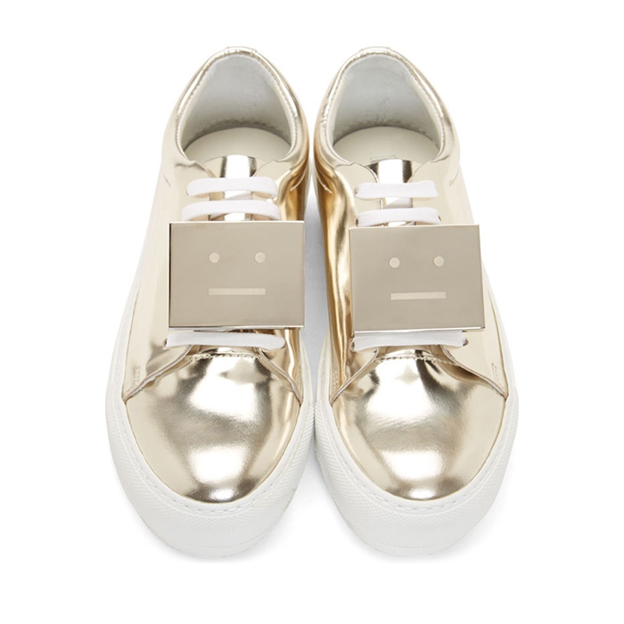 Ботинки Acne, 11 360 вместо 28 400 рублей; DayNight Lite (60%) В мультибренде на Мойке началась последняя волна скидок — 60%, — и это последний шанс