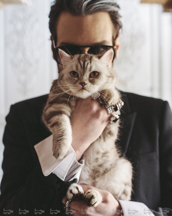 Смокинг и сорочка Uomo Collezioni (Uomo Collezioni), брюки Saint Laurent, галстук Тom Ford, очки Nina Ricci ( все — ДЛТ ), перстни и кулоны Stephen