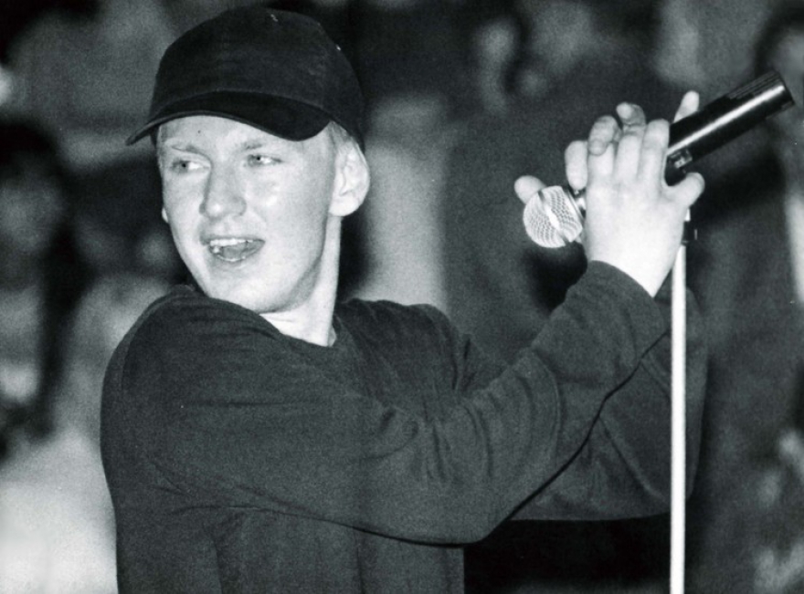 Игорь Сорин (1969 - 1998) Как именно капитализировали гибель двадцатилетнего поэта и музыканта Игоря Сорина можно понять всякий раз, когда вы видите