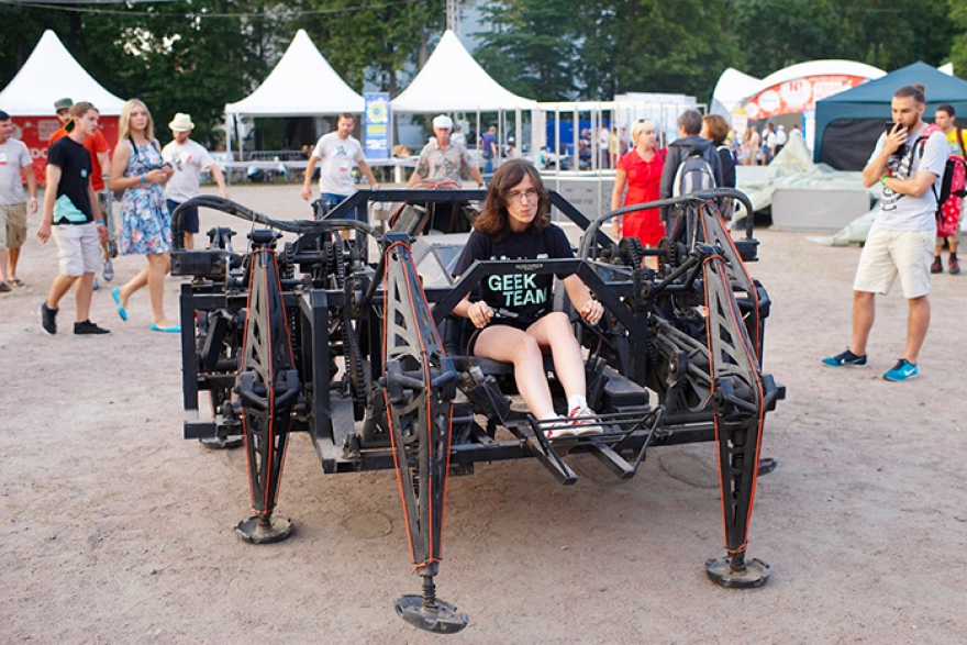 Geek Picnic Основное событие на свежем воздухе в субботу и воскресенье — очередной фестиваль «Гик Пикник» на Елагином острове. Программа необъятная, в