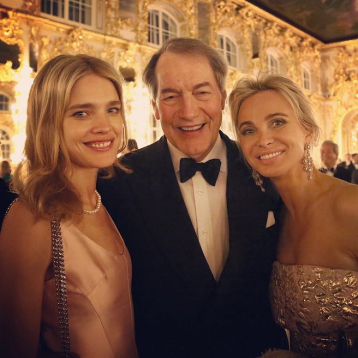 Модель Наталья Водянова, немецкая принцесса Коринн Сайн-Витгенштейн-Сайн и американский журналист Чарли Роузом на гала-вечере «Белые ночи»