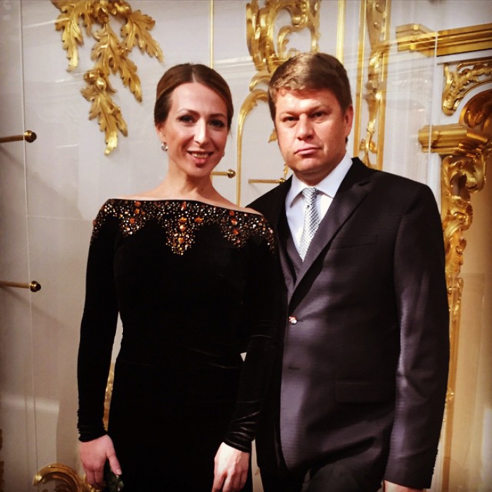 Яна Чурикова и Дмитрий Губерниев, ведущие вечера в Петергофе