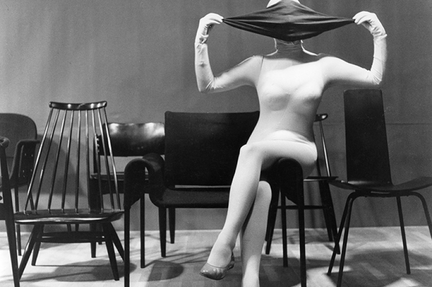 Фотография девушки со стулом Илмари Тапиоваара, 1970 год