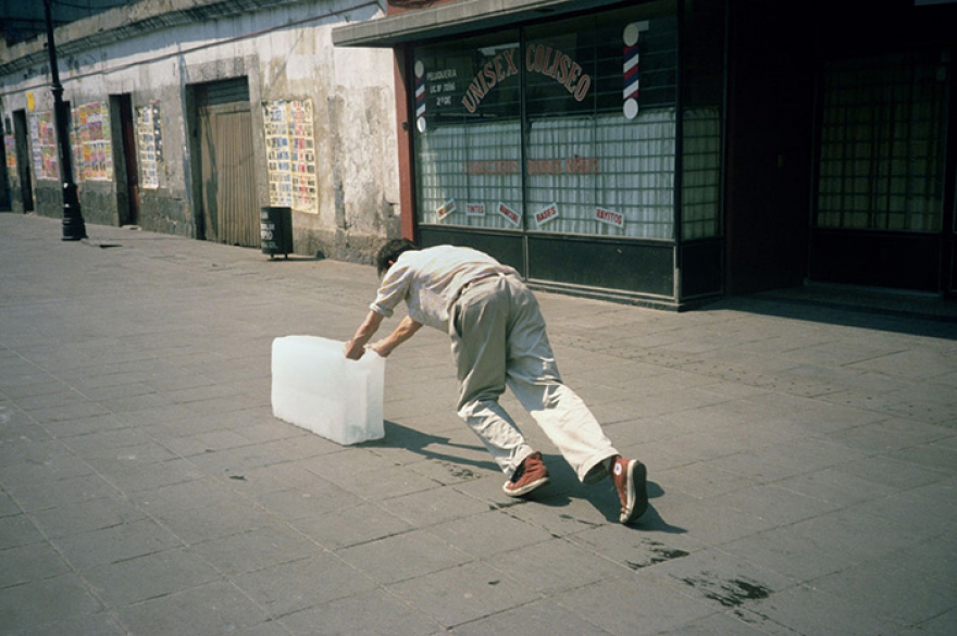 «Парадокс практики. Порой создание чего-либо не приводит ни к чему» (1997), перформанс Алис, опять-таки в течение нескольких часов, двигал по