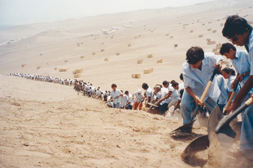 «Когда вера сдвигает горы» (2002), акция На сегодняшний день — опус магнум Алиса, самая его обсуждаемая, масштабная и театрализованная акция. 500