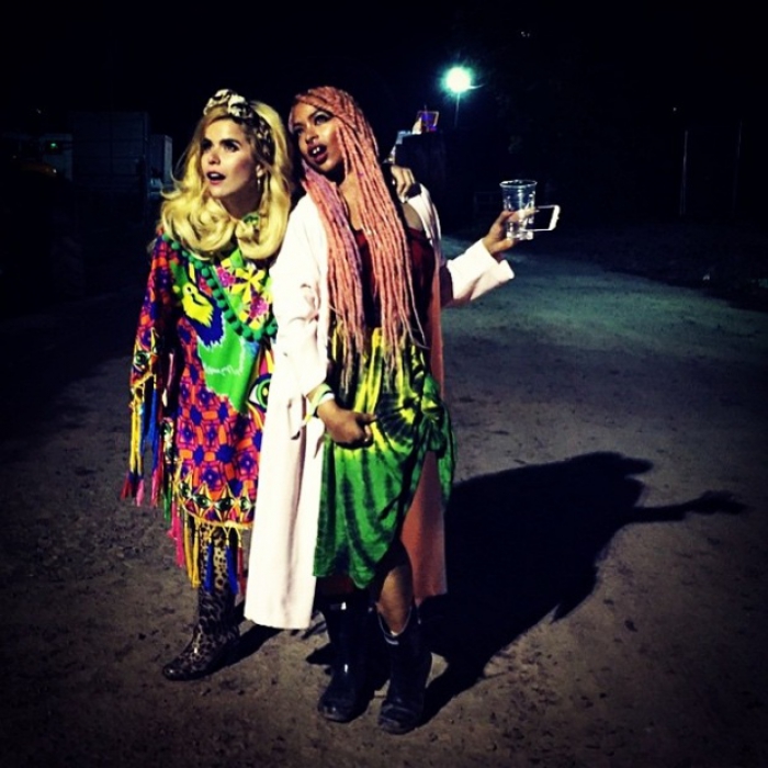 Палома Фейт (слева)