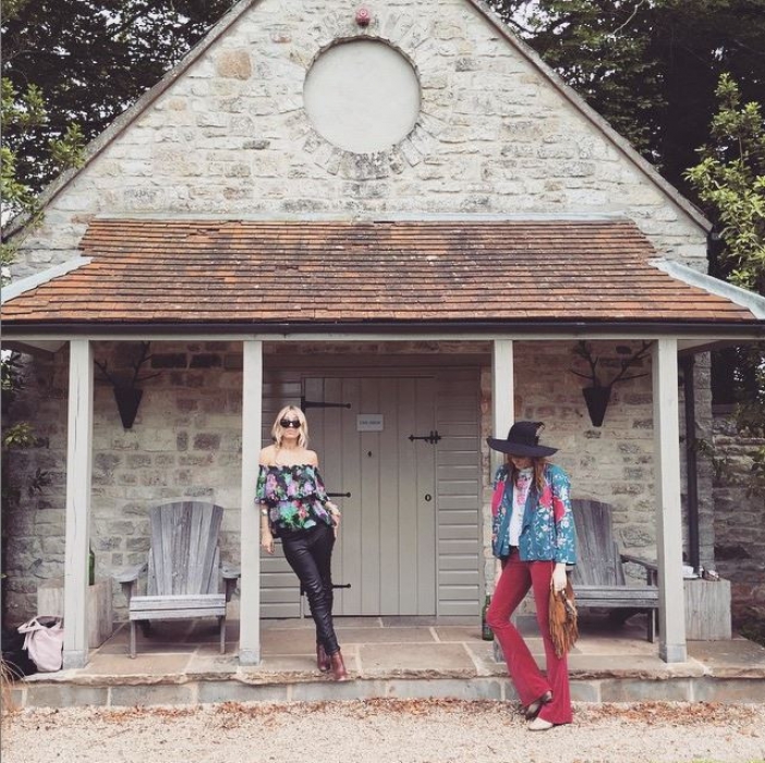 Флоренс Уэлш (справа)