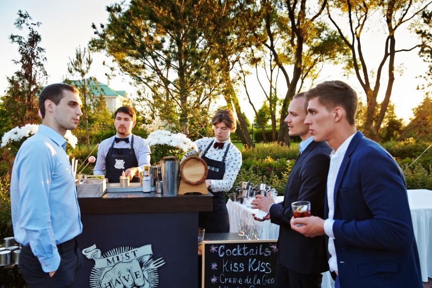 Must Have Bar Мобильный Must Have Bar — чуть ли не мастхэв любой свадьбы на свежем воздухе. Бармены умеют выдержать любой заданный стиль как в