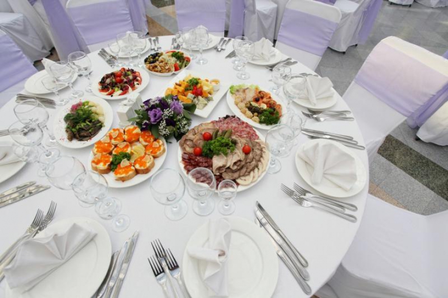 «Екатерининский кейтеринг» Компания «Екатерининский кейтеринг» основана в 2003 году — что уже многое говорит о ее качестве. Для свадеб у компании